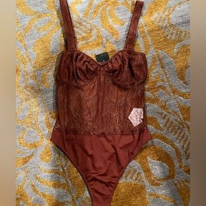 NWTs DANIELLE BERNSTEIN Lace Bodysuit Size 4